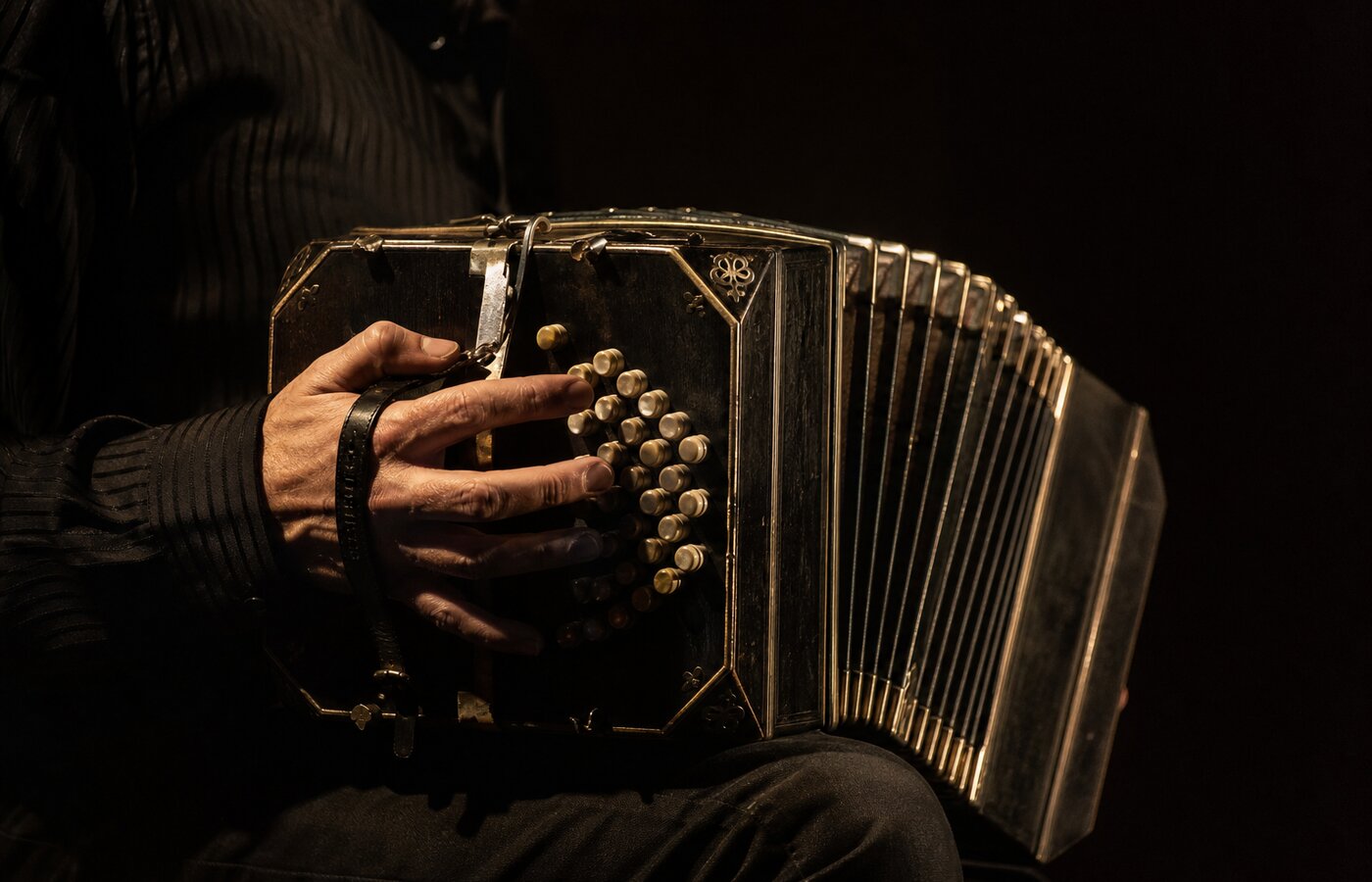 Manos de un bandoneonista durante una interpretación en Medellín