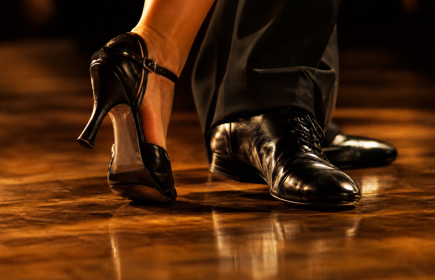 Detalle de zapatos de tango sobre piso de madera